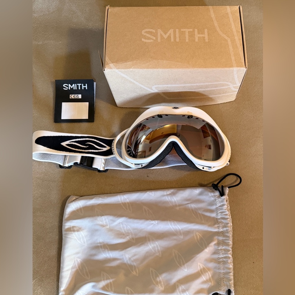💙 SMITH White and Black Ski Goggles